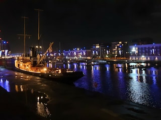 Ein Anblick zum Verweilen - Abendruhe über dem leuchtenden Hafen
