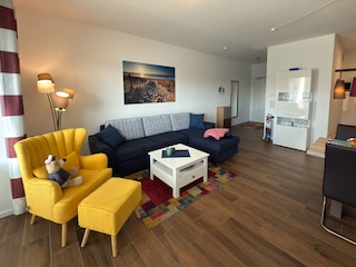 Lebendiges Wohnzimmer zum Entspannen und Genießen