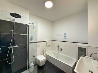 Modernes Badezimmer mit Badewanne ..