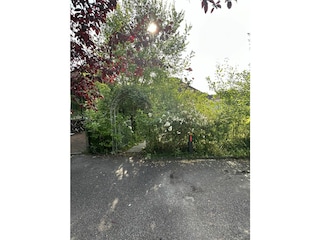 Parkplatz vor dem Grundstück