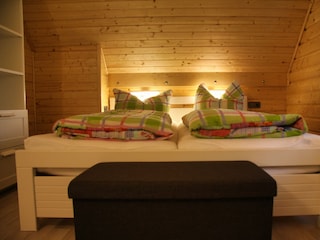 Schlafzimmer mit Doppelbett