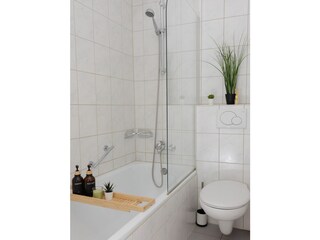 Badezimmer mit Badewanne und Dusche