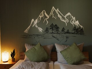 Schlafzimmer mit Kingsize-Doppelbett