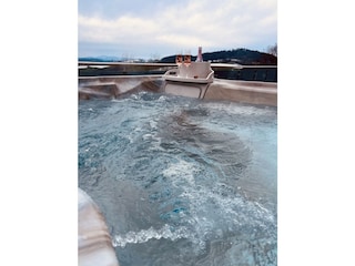 Rooftop Whirlpool mit Blick auf die umliegenden Berge