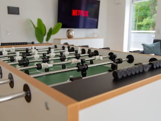 Tischkicker und 77" TV im Wohn und Essbereich