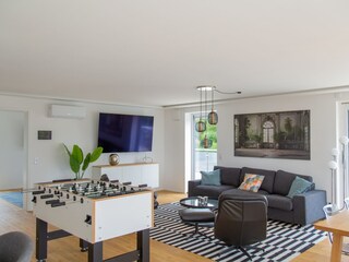 Wohn- und Essbereich mit Tischfußball und Kino