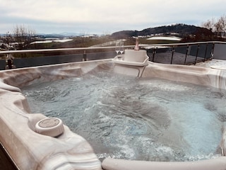 Whirlpool mit atemberaubendem AUsblick auf die Berge