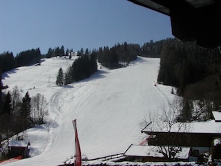 Aussicht auf die Skipiste vor unserem Haus