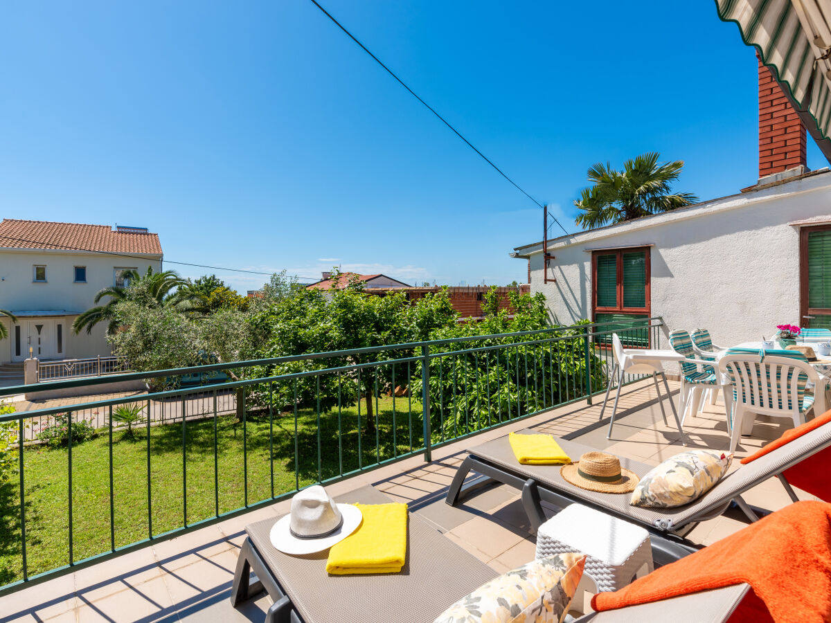 Terrasse mit Gartenmöbel und Liegen