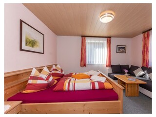geräumiges Doppelzimmer mit vollholzBett