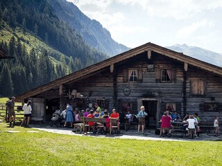 wanderer_geniessen_kulinarisches_auf_der_palfneral