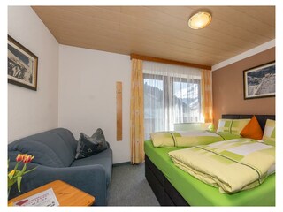 Zimmer 5 mit Balkon und Boxspringbett