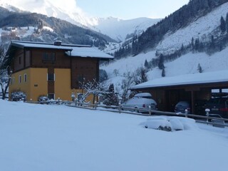 Winterliche Parkplatzansicht Haus Bergblick