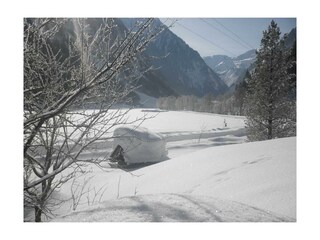winter-sandkiste-mit-schneehaube