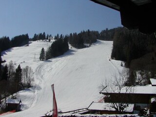 Aussicht auf die Skipiste vor unserem Haus