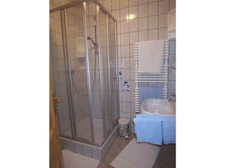 Dusche , WC,  Badheizkörper, Fußbodenheizung