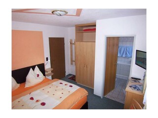 Neu renoviertes Doppelzimmer mit Boxspringbett
