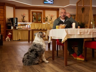 Grimming_mit dem Hund beim Frühstück-min