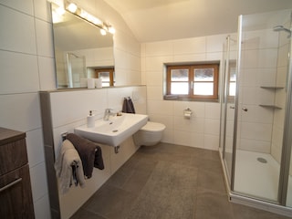 ...großzügige helle Bäder...