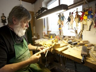 ...oder besuchen Sie Schnitzereien, Handwerker ...