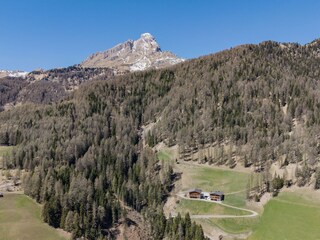 Unser Hof und im Hintergrund der Peitlerkofel
