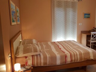 Schlafzimmer mit Bett 180cm x 200cm