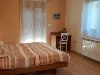 Schlafzimmer mit Bett 180cm x 200cm