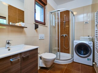 Badezimmer mit Waschmaschine
