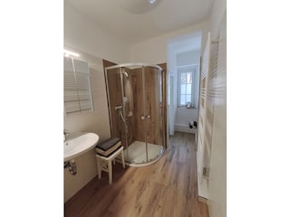 Bad mit Dusche und Wandheizkörper, 2026 modernisiert.