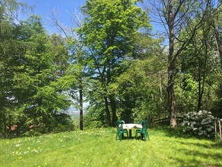 Sitzecke mit Talblick mitten in der Natur
