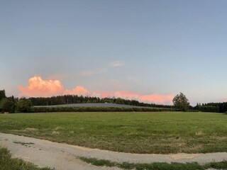 Sonnenuntergang auf den weiten Wiesen