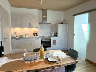 Küchenbereich mit angrenzendem Badezimmer