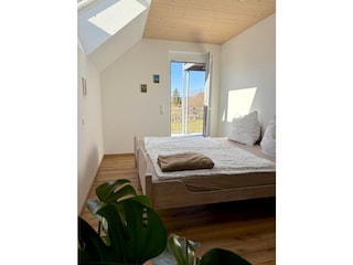 Schlafzimmer mit Balkonzugang