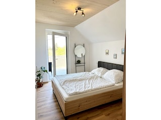 Schlafzimmer mit Balkonzugang