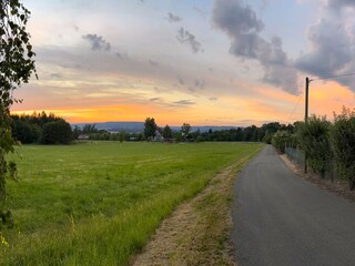 Sonnenuntergang auf den weiten Wiesen