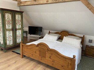 Romantisches Holzbett mit zwei einzelnen Matratzen