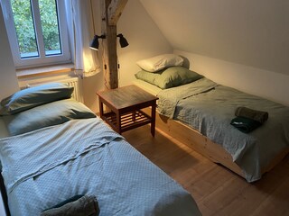 Kleines Schlafzimmer mit flexibel nutzbarem Stapelbett