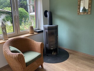 Der Kaminofen spendet angenehme Wärme an kühlen Tagen