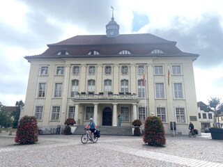 Rathaus der Kleinstadt Malchin in 7km Entfernung