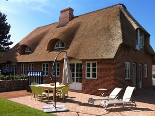 Terrasse mit Gartenmöbeln