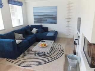Wohnzimmer mit Kamin und Flachbildschirm-TV
