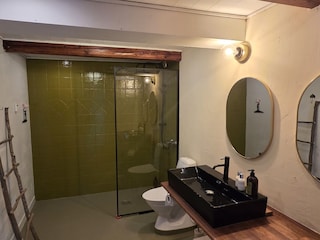 das Badezimmer und die Toilette