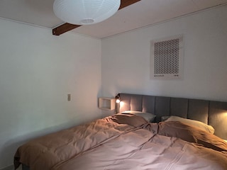 Schlafzimmer mit Kingsize-Bett
