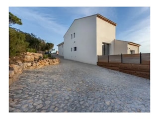 Villa totalement clos et parking