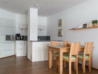 Esstisch mit Küchenzeile