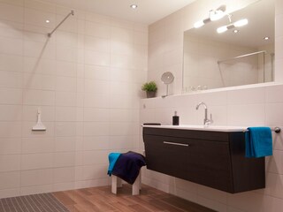 großzügiges Badezimmer mit ebenerdiger Dusche