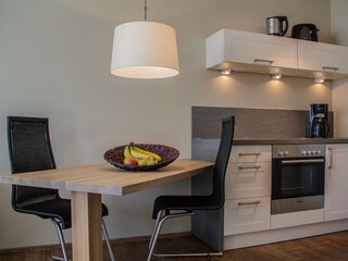 Esstisch mit Küchenzeile