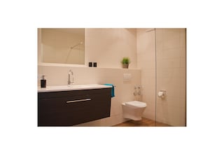 großzügiges Badezimmer mit ebenerdiger Dusche