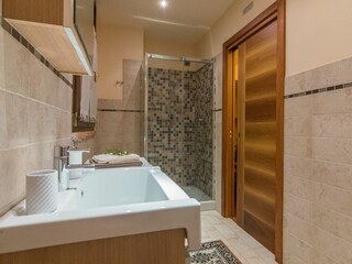 Villa Soleil - Bathroom with shower