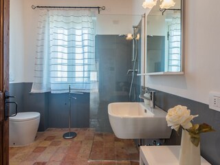 Villa Larissa – En-Suite-Badezimmer mit Dusche
